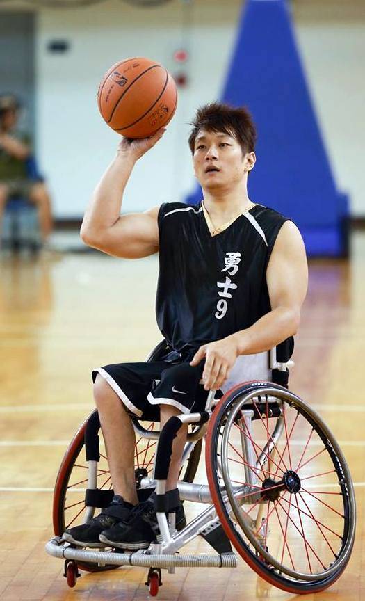 王柏翔強壯的臂膀轉動輪椅，更推動北台灣輪椅籃球運動