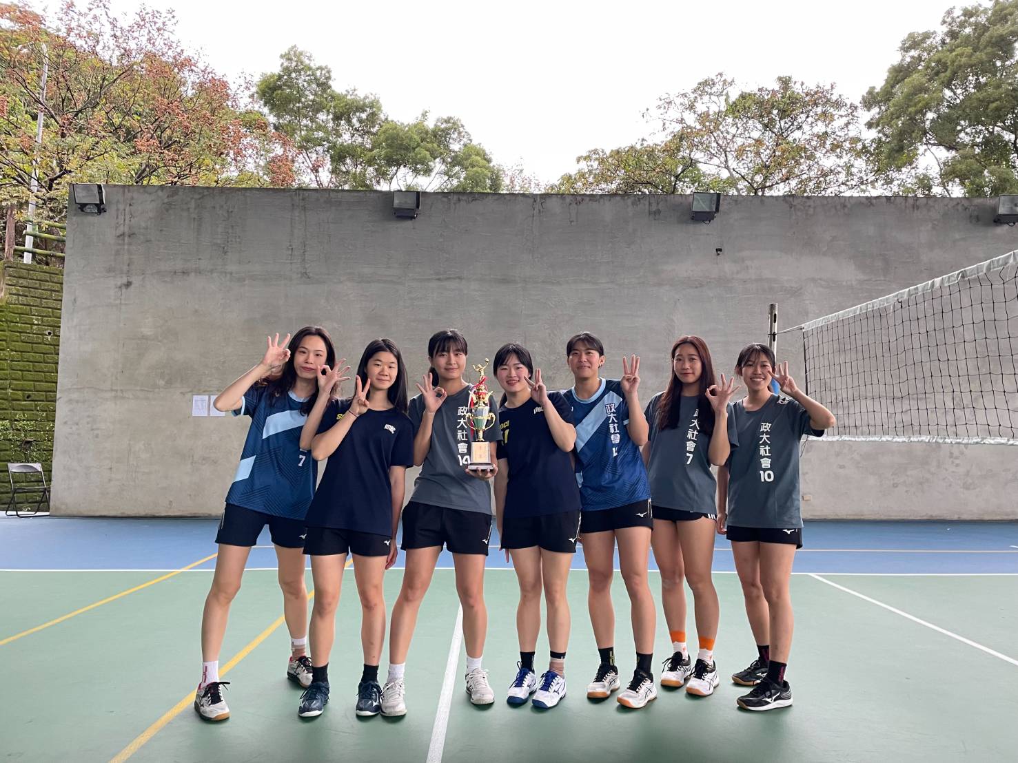 大學女孩兒分享排球與她