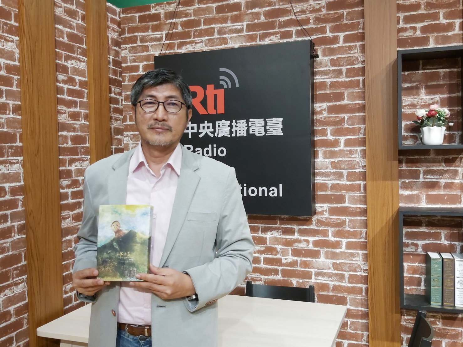 從獨立書店到獨立出版/專訪劉虹風談小小書房以及《海風酒店》的出版故事
