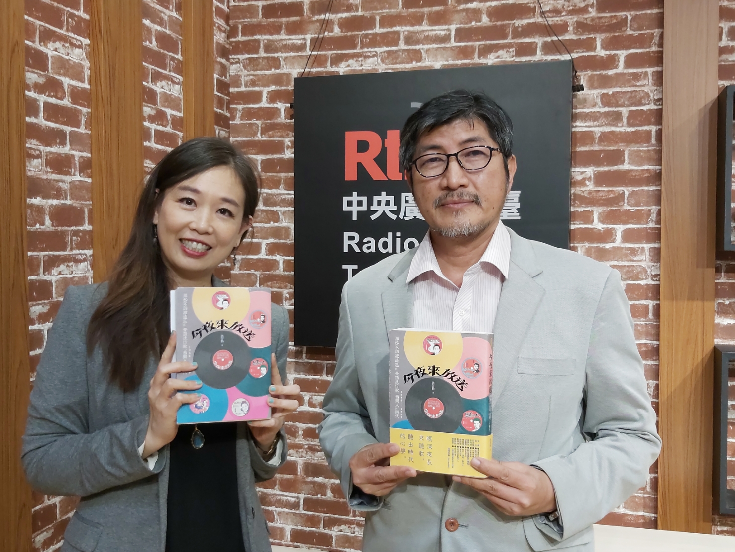 以戰後台語歌曲為引，化身文化DJ／專訪洪芳怡談《今夜來放送》