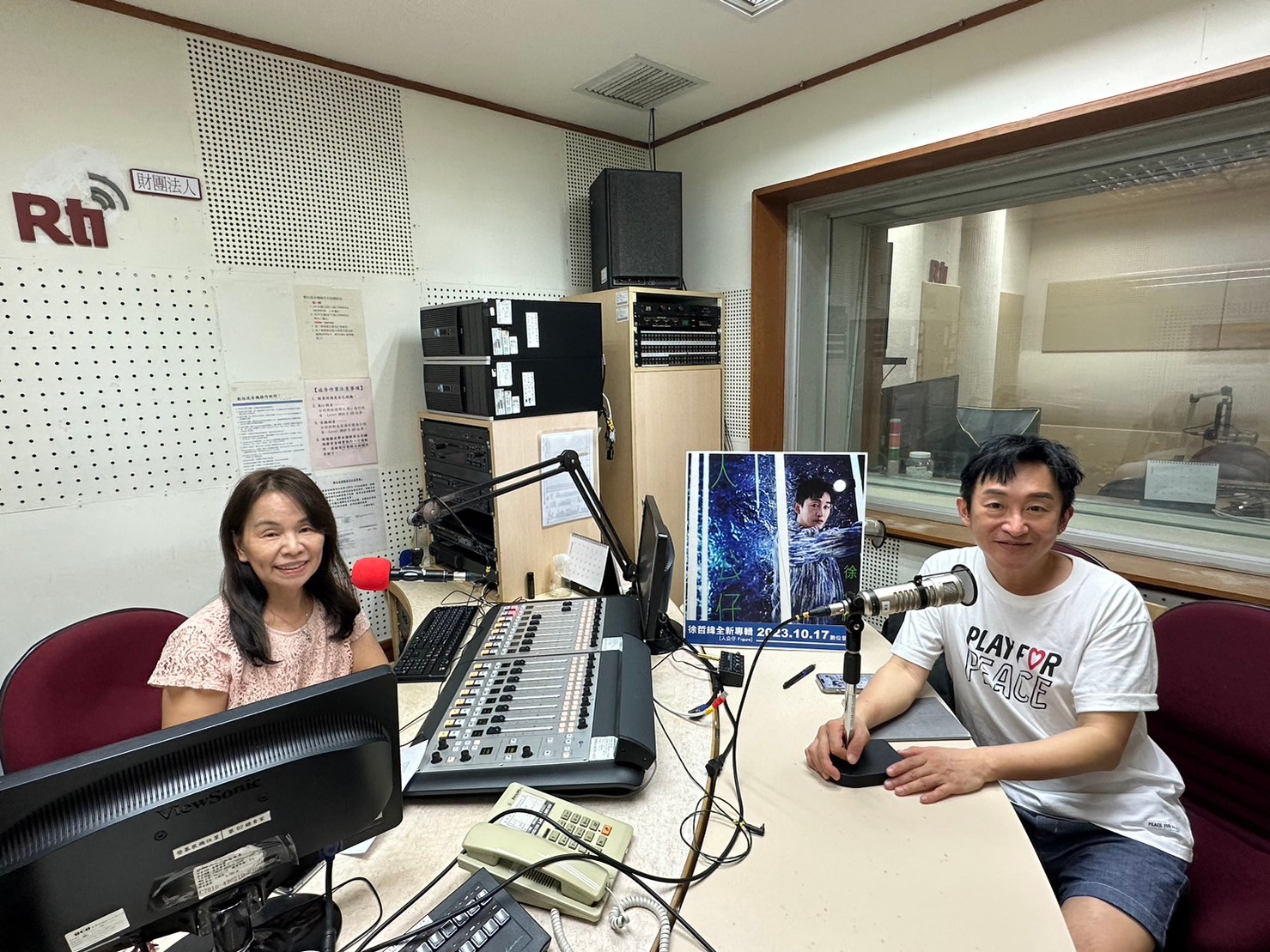 廣播金鐘主持人也是歌手的徐哲緯，首張客語專輯「人公仔」讓人「哲哲稱奇」