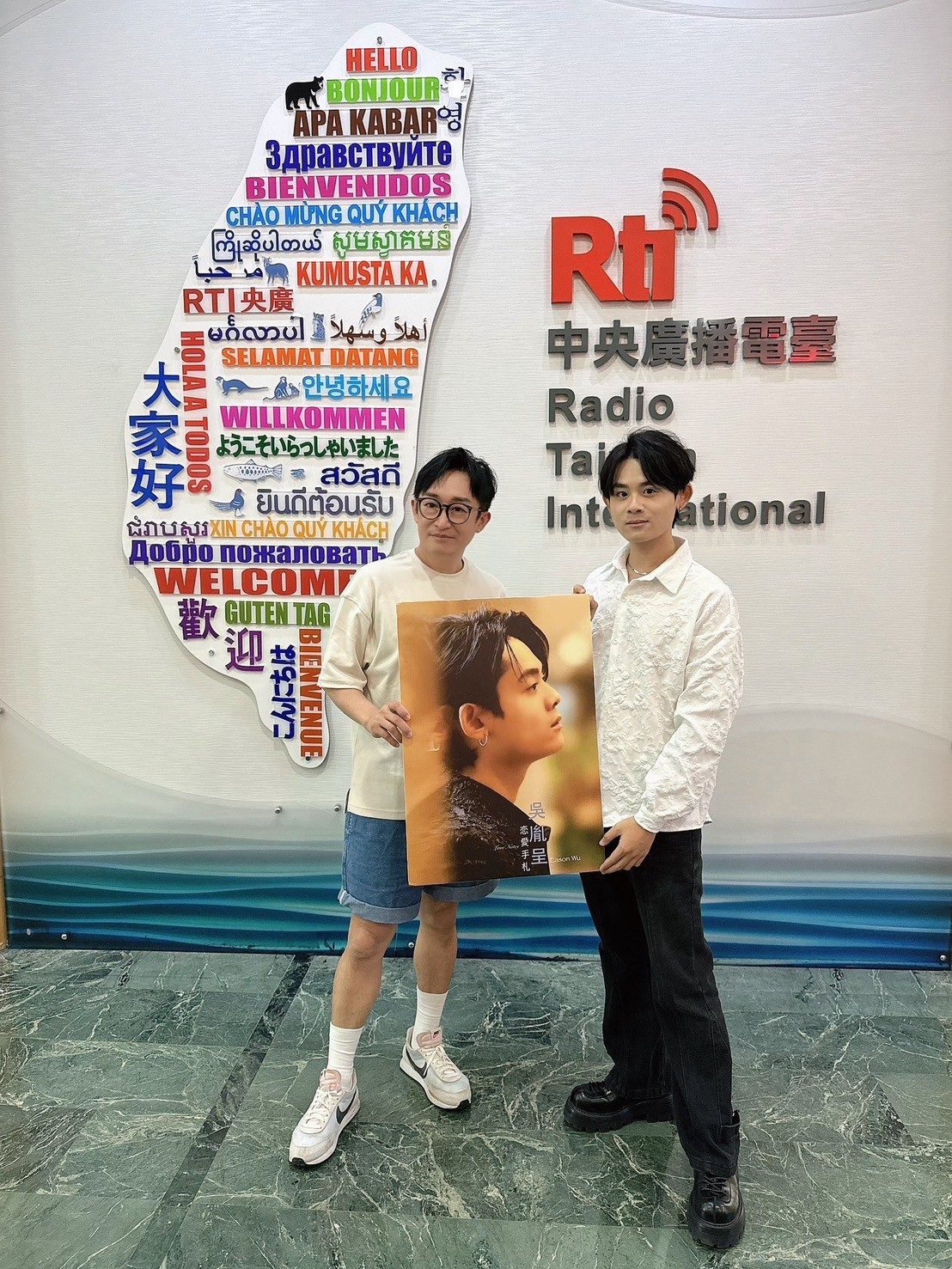 創作與歌聲猶如無時無刻陪伴著你的精靈男友 ft.吳胤呈 創作與歌聲猶如無時無刻陪伴著你的精靈男友 ft.吳胤呈
