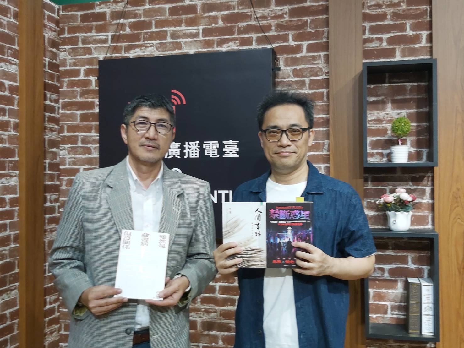 藏書的魅惑何以無法抵抗/專訪高苦茶談《雖然是藏書病但沒關係》 藏書的魅惑何以無法抵抗/專訪高苦茶談《雖然是藏書病但沒關係》