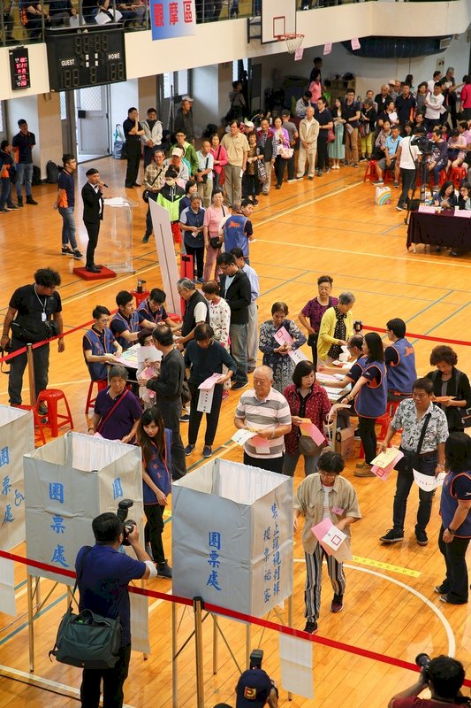 ◎市場宮廟假學歷，政見辯論18歲……牛肉在哪裡？選票在哪裡？
