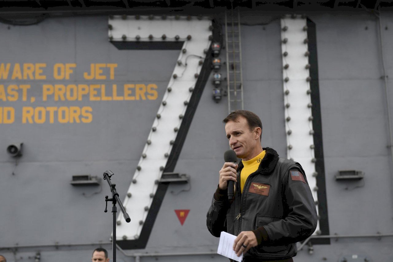 美國航母羅斯福號艦長克勞茲上校與李文亮醫師有可比性嗎？