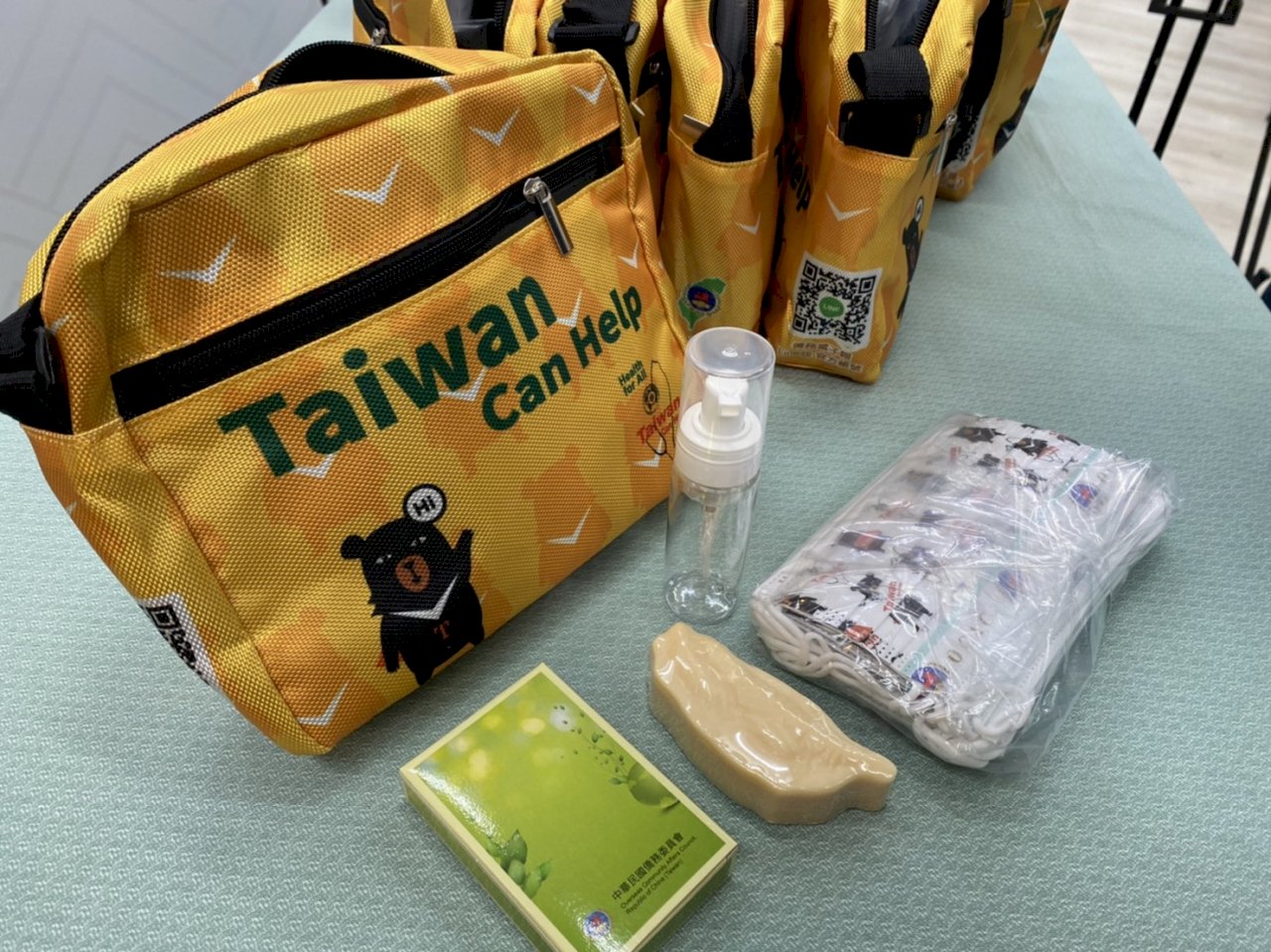 ◎防疫關懷包傳遞正能量，台灣黑熊口罩、台灣造型米皂轟動國際！疫情下僑委會作為，僑胞權益獲保障。