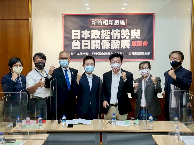 台灣地緣政治角色，有如「兩顆石頭」