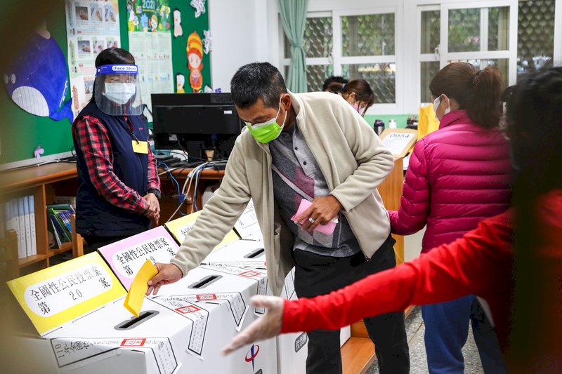 ◎台灣公投行使直接民權，成為世界新亮點。