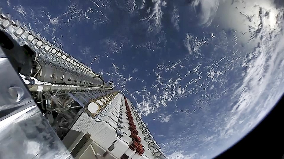 台灣低軌道衛星執照已開放申請 中華電信、台灣大等電信業者積極爭取合作
