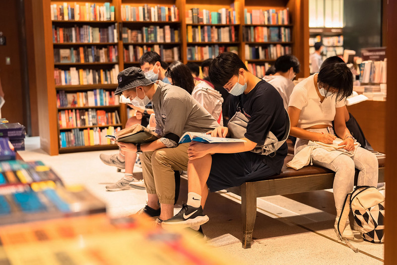 作家這樣看 不怕丟臉學外語、書店難撐
