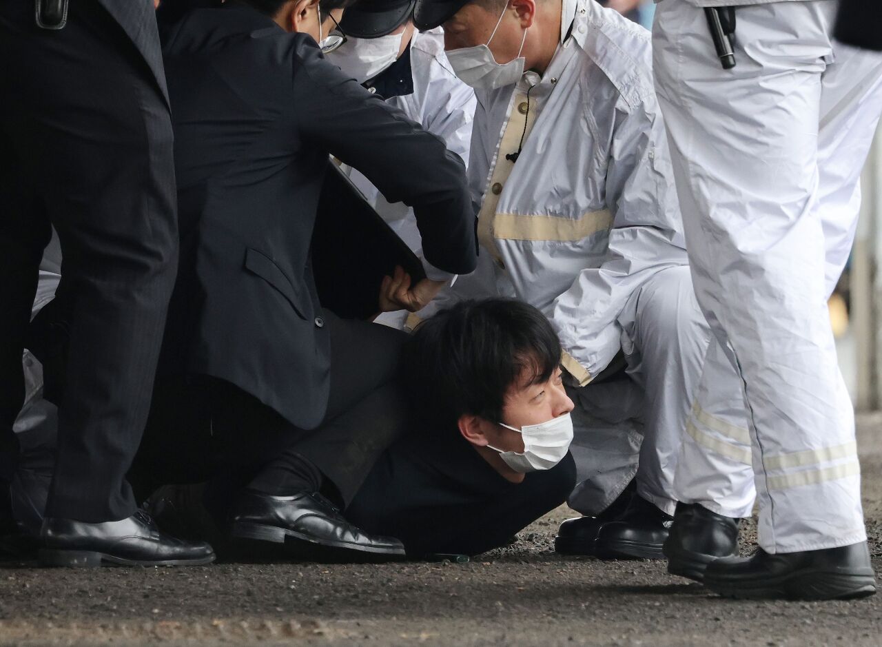 ◎岸田與安倍遇襲相通之處為何？雪花背心與萬平蘋果派意外爆紅！