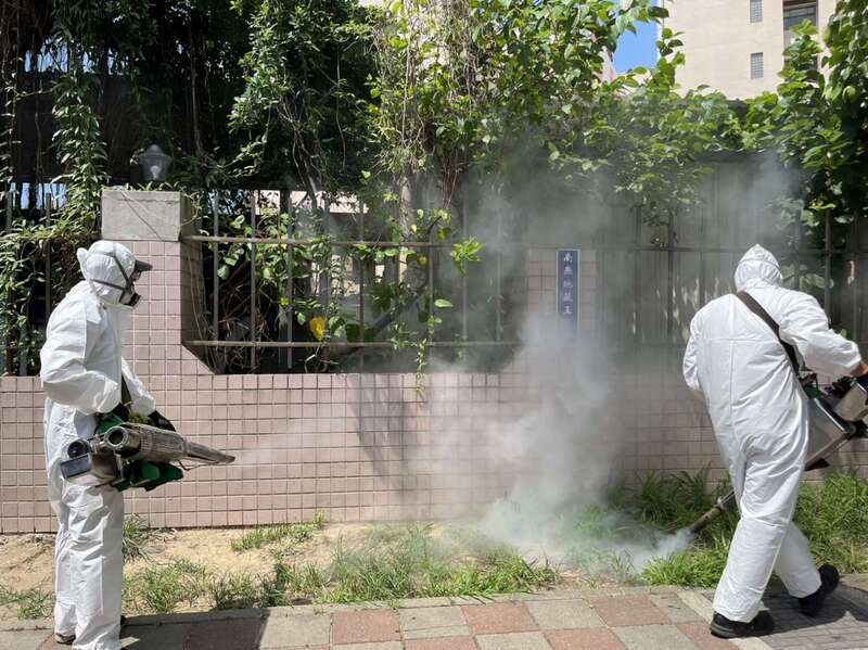 ◎容器屋簷遮陽棚、長袖長褲防蚊液，你不能輕忽登革熱！