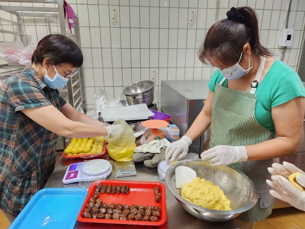 中秋賞月 陸配陳臘梅不忘讓這些人也開心喜悅