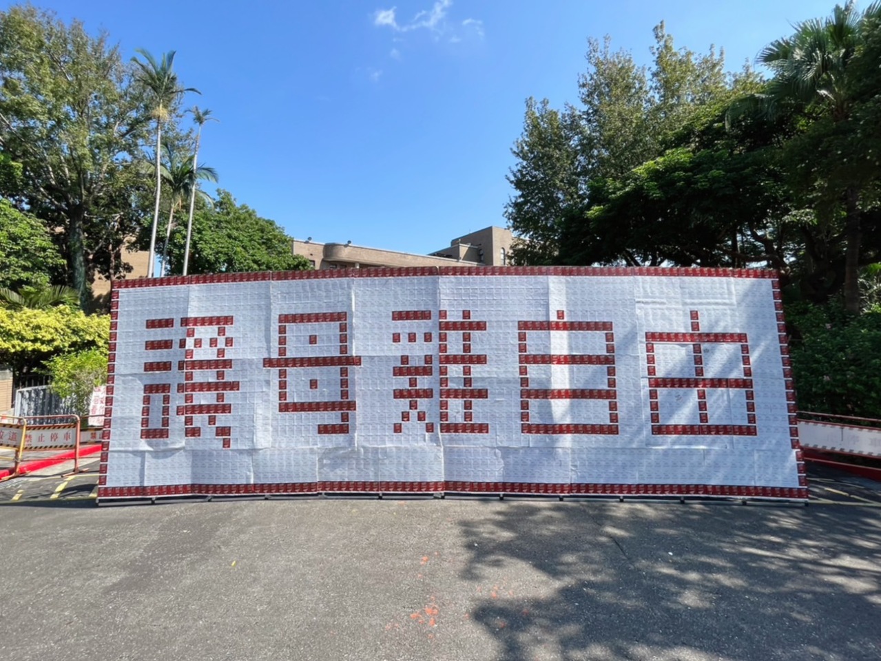 ◎揪心吃蛋會哭哭！一張A4紙大小的格子籠，竟養著2到4隻蛋雞......
