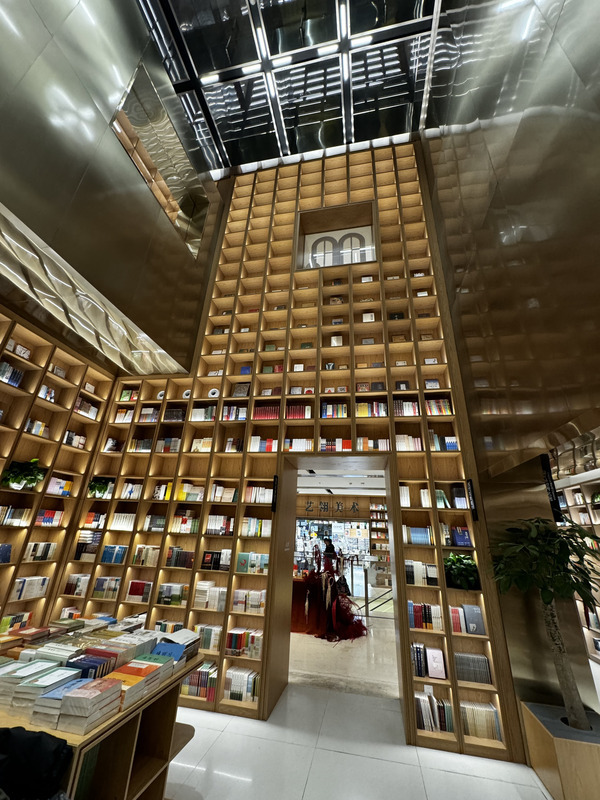 台北-上海：官方將整頓網路遊戲、平價零售店快速展店、台商打造文創旅店、實體書店拼轉型