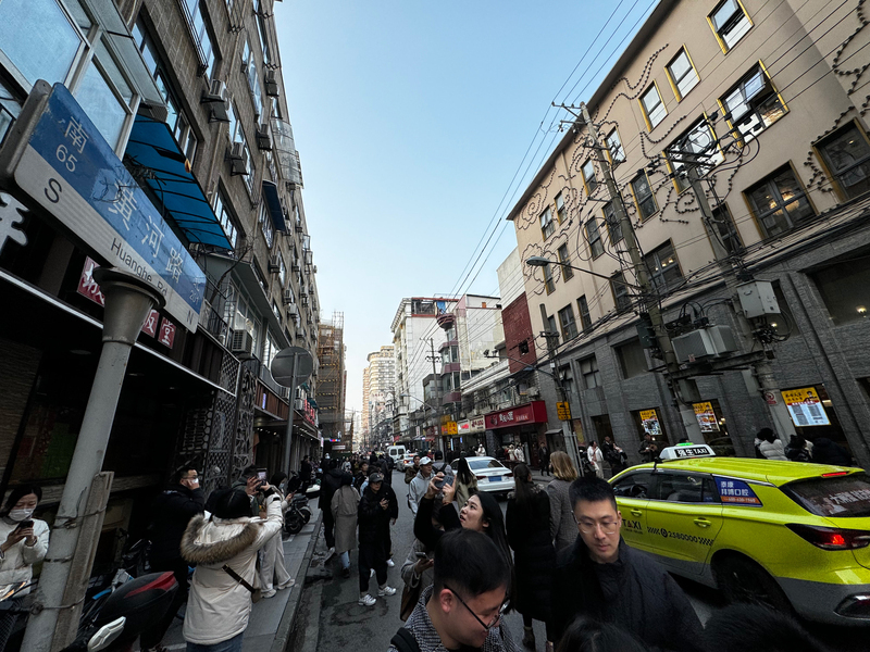 台北-上海：中國房企高層辭職減薪、地區開發商反握商機；上海民眾追劇場景巡禮、上海聽團仔很忙