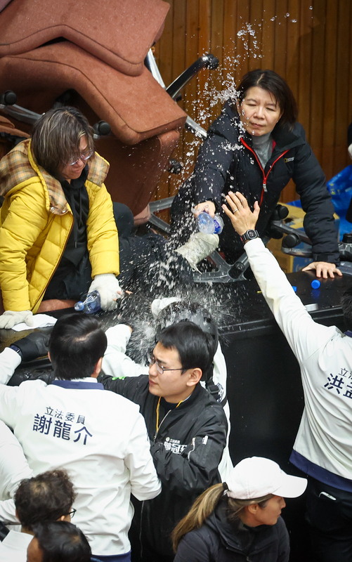 政黨競爭不必搞成民主內戰，「暫時處分」緩解三法爭議！