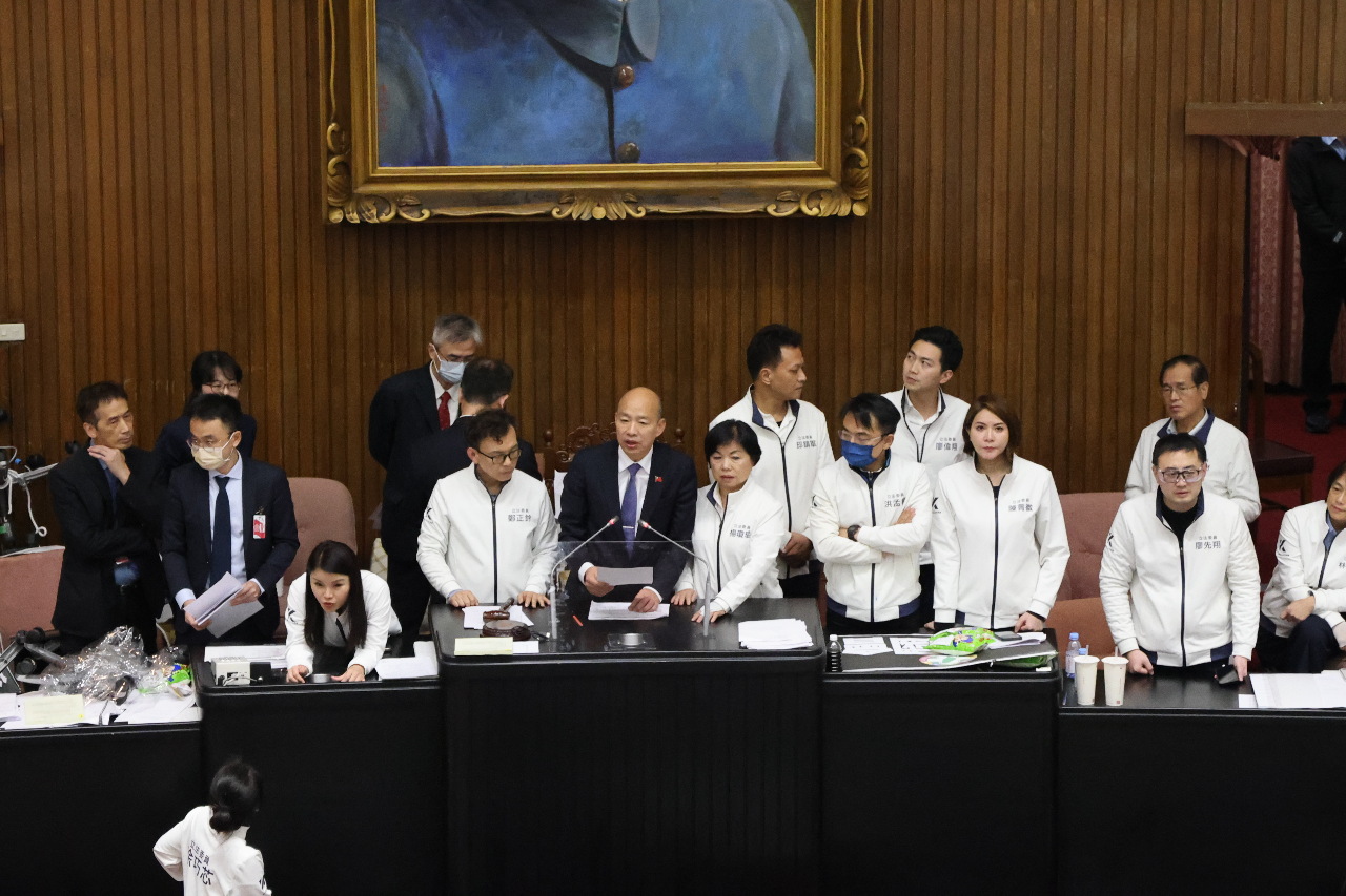 在野黨為何在國會強行通過爭議三法？